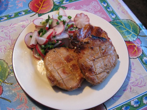 Свиные стейки в маринаде с чесноком и травами