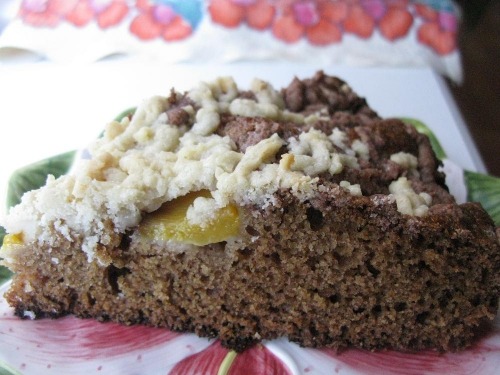 Пирог с персиком и посыпкой