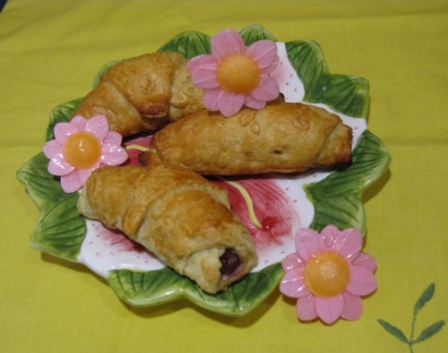Круасани-булочки з шоколадно-горіховою начинкою