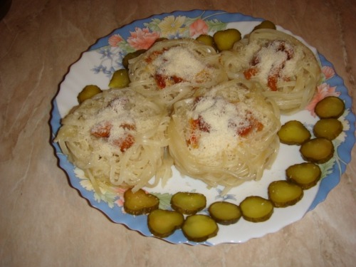 Гнізда (капеллетті) з шинкою