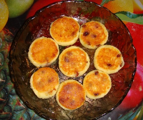 Золотистые сырники с изюмом
