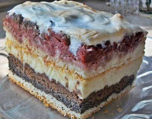 Пляцок з горіхами вишнями та маком