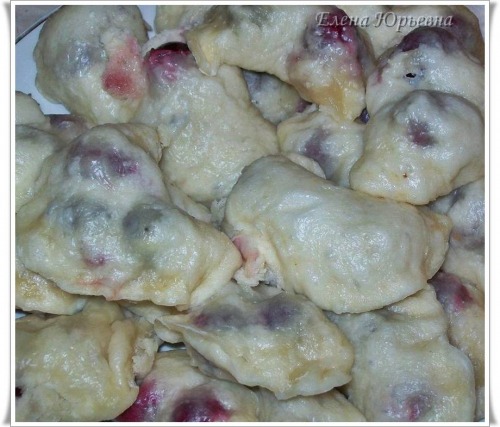 Варенички з вишнями, з сиром, і з сливками