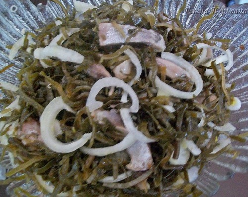 Салат с сельдью и морской капустой