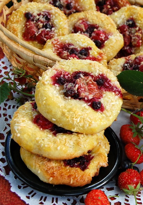Творожные плюшки с ягодами