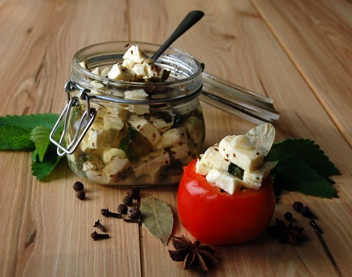 Пряная маринованная брынза