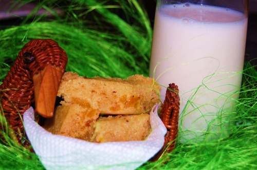 Медовый бисквит с орехами и курагой