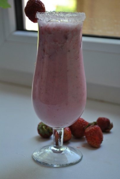 Полуничне молоко