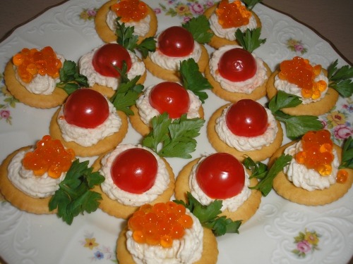 Канапе с черри и икрой