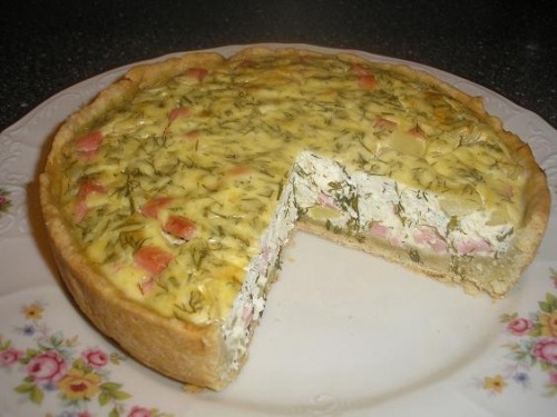 Кіш сирний з ковбасою