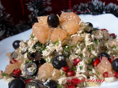 Салат "Необычный" с курицей,грейпфрутом и маслинами