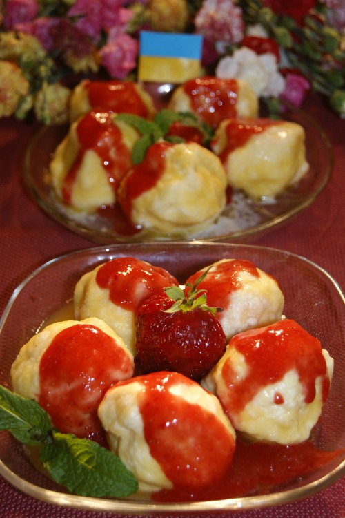 Кнедлики с клубникой и клубничным соусом