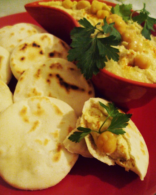Хумус с батбут (миниатюрными марокканскими лепешками)