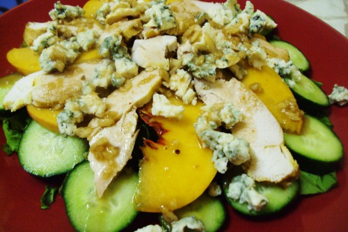 Салат с курицей, рокфором и персиками