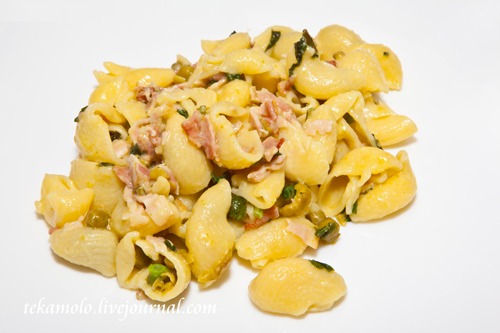 Макароны с беконом и горохом
