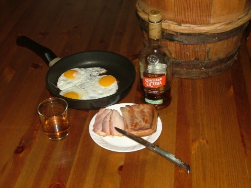 Ром, свиная грудинка и яичницa