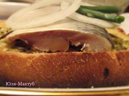 Сельдь с зелёным маслом на белом хлебе