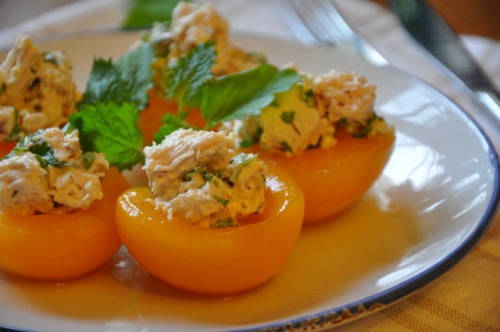 Персики с курицей и миндалем
