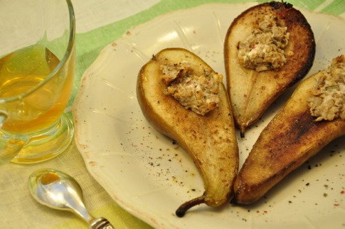 Груши с козьим сыром, грецкими орехами и розмарином