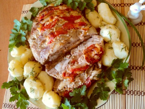 Свинина запеченная с сыром и помидорами