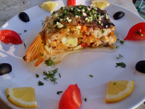 Карп, фаршированный овощами и перепелиными яйцами