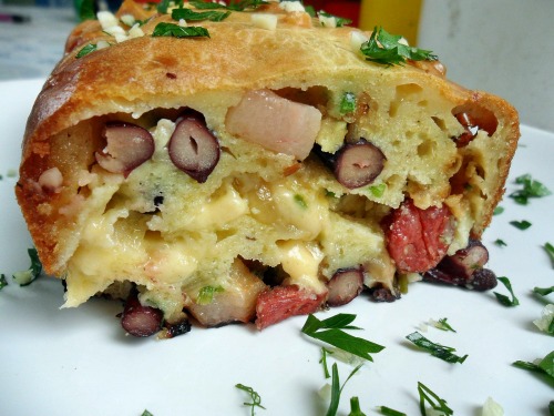 Мясной "Кекс" с копченой грудинкой, фасолью и сыром