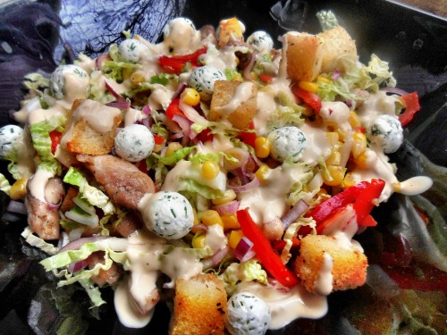 Греховно вкусный салат с пекинской капусты, курицы, крутонами, и оригинальной заправкой