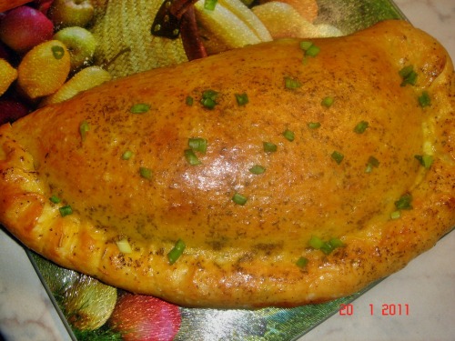 Пицца Кальцоне с ветчиной, сыром и солёными огурчиками