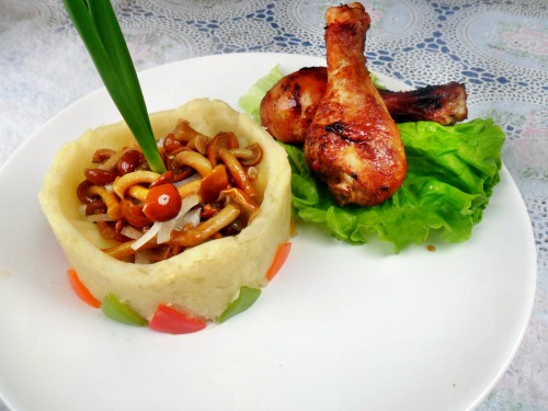 Маринованные куриные голени гриль, с пюре и грибами