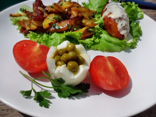 Куриные рулетики с грибами, охотничьей колбаской и сыром