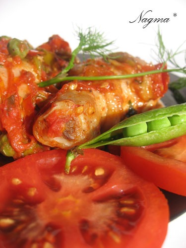 Куриные голени с помидорами и горошком