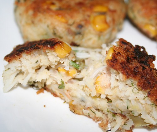 Запеканка из лосося с кукурузой, картофелем и рисовой лапшой