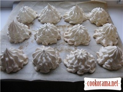 Meringue with chocolate cream