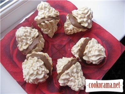 Meringue with chocolate cream