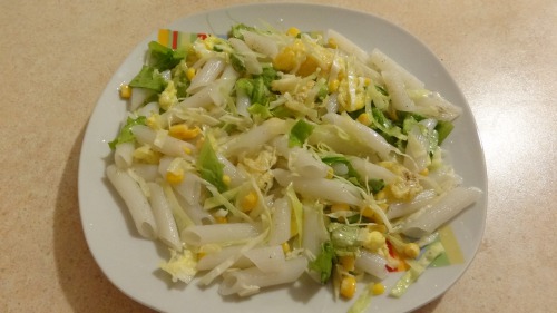 Теплый салат с рисовыми макаронами