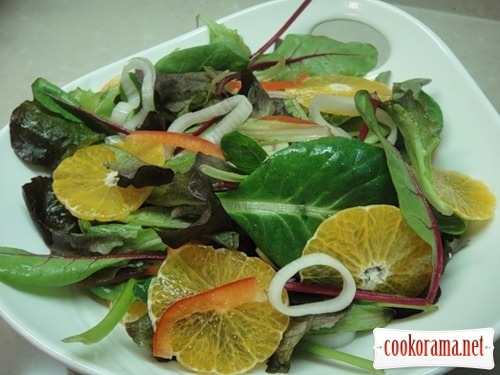 Зеленый салат с мандаринами и маринованным луком