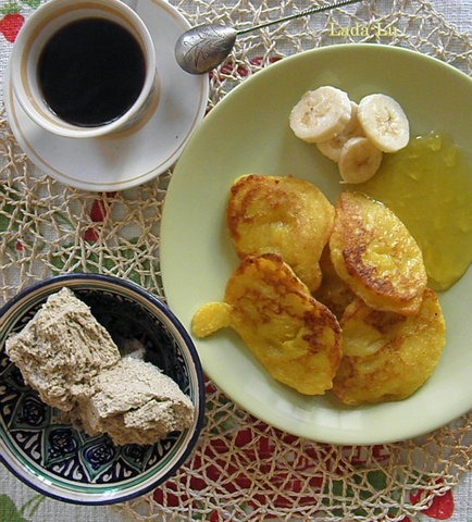 Тыквенные оладьи с вареньем из одуванчиков на завтрак