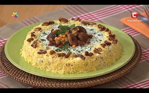 Бисквитный пирог с лисичками и сыром