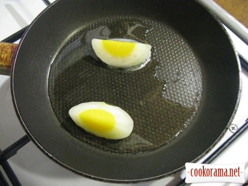 Міні глазунья або як зробити чотири глазуньї з одного яйця : )