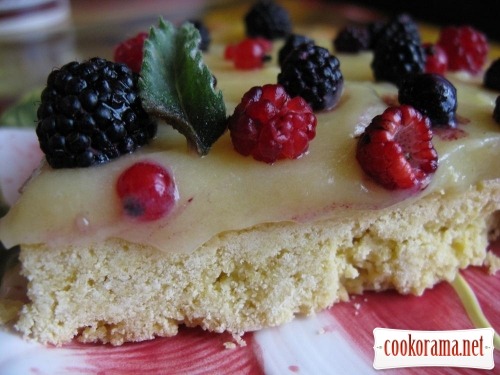 Shortcake with custard and berries