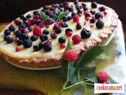 Shortcake with custard and berries