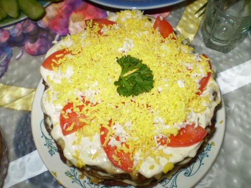 Печеночный торт с овощами и чесночным соусом