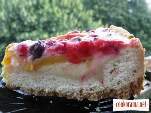 Пісочний пиріг-сметанник з фруктами і ягодами