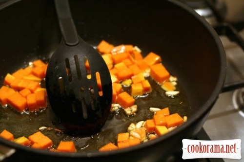 Pasta with pumpkin and chicken