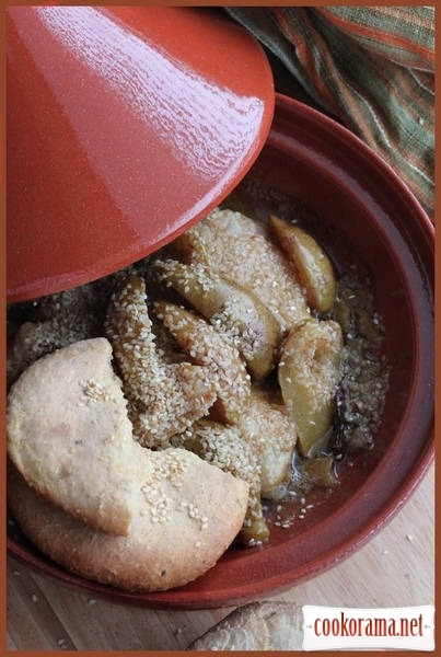 Тажин з куркою і карамельними грушами і мароканська ксра