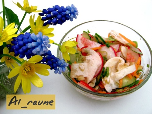 Весняний овочевий салат зі свіжими шампіньйонами