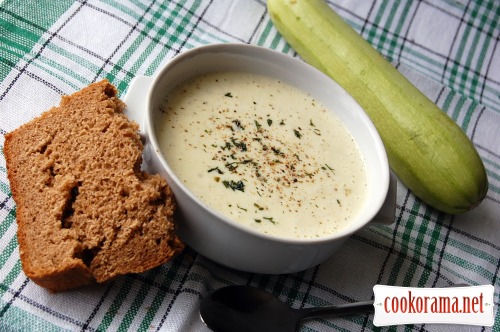 Soup with young courgettes and cheese