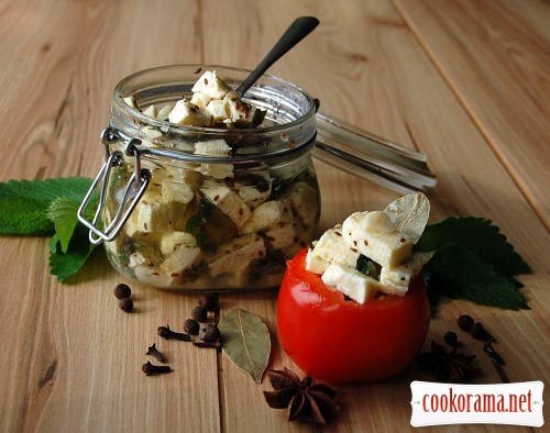 Spicy marinated white cheese