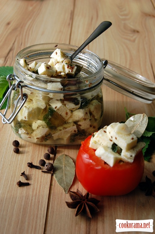 Spicy marinated white cheese