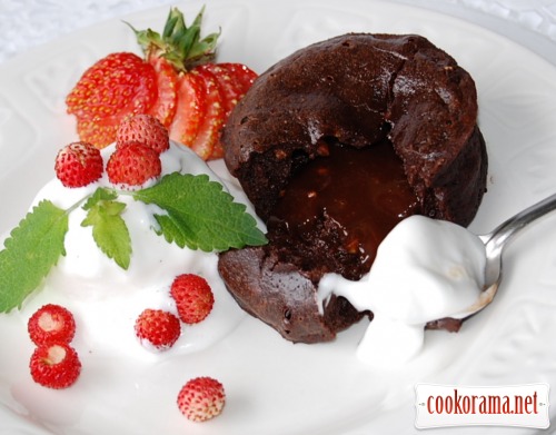 Melting chocolate cake